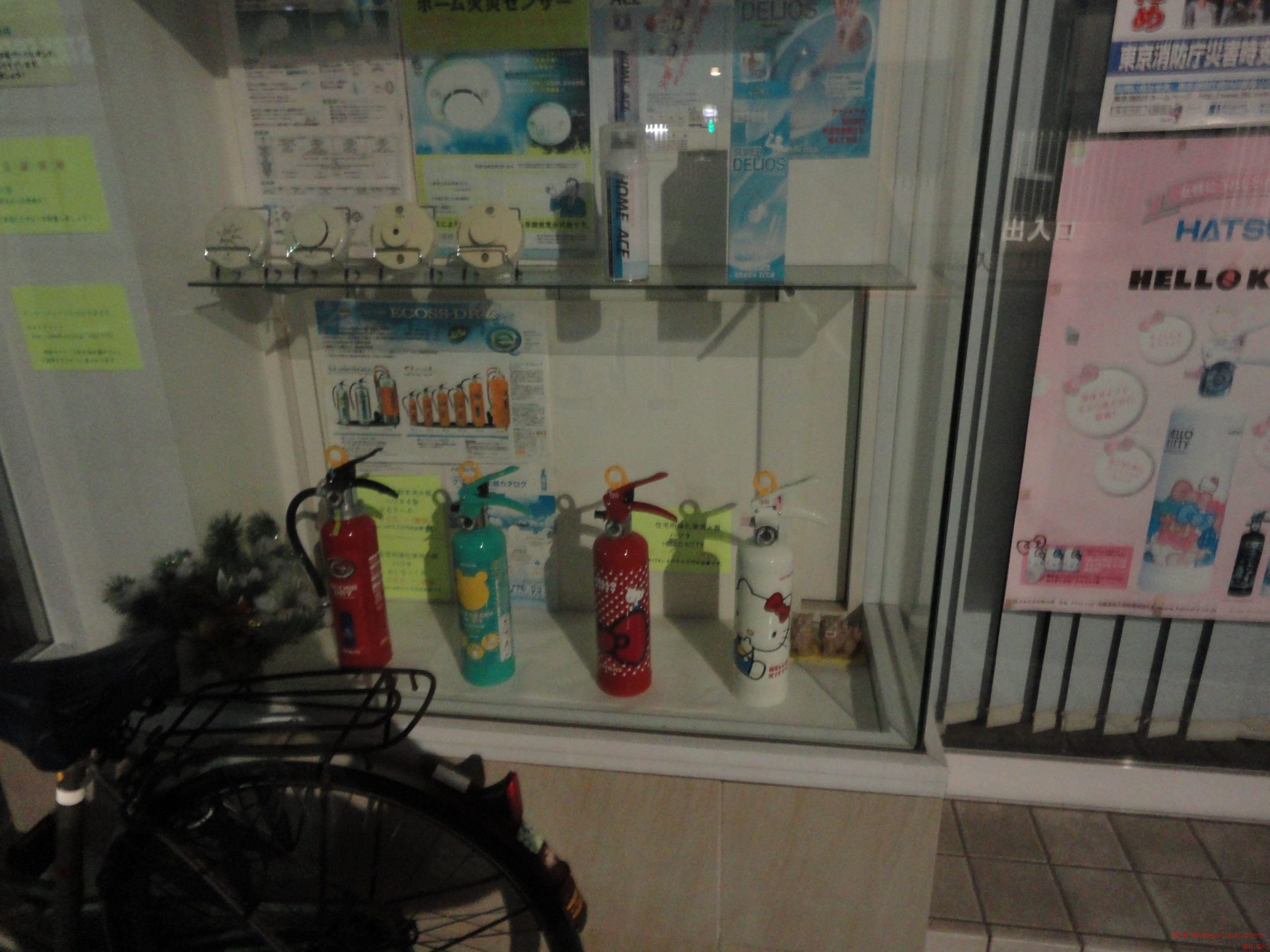 Hello Kitty brandslukkere i butik i Asakusabashi, april 2015