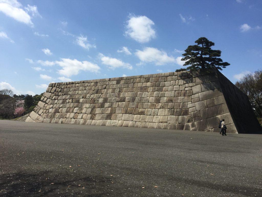 Donjin fra et nedbrændt tårn i Imperial Palace Gardens, Chiyoda, Tokyo, april 2015