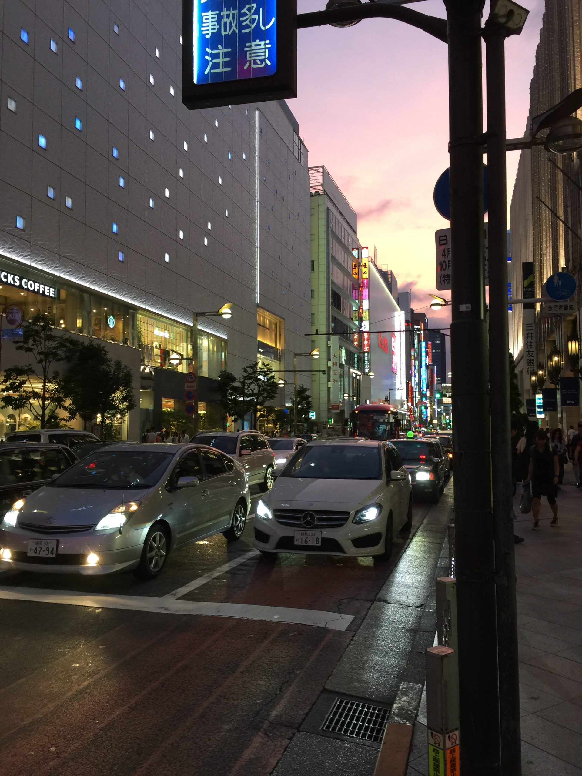 Gader om aftenen i Shjinjuku, juli 2016
