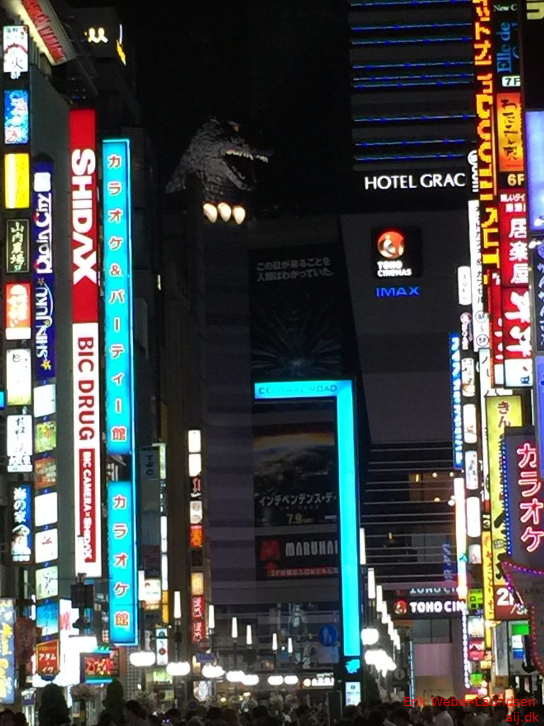 Godzilla statue på højhus om natten i Shjinjuku, juli 2016