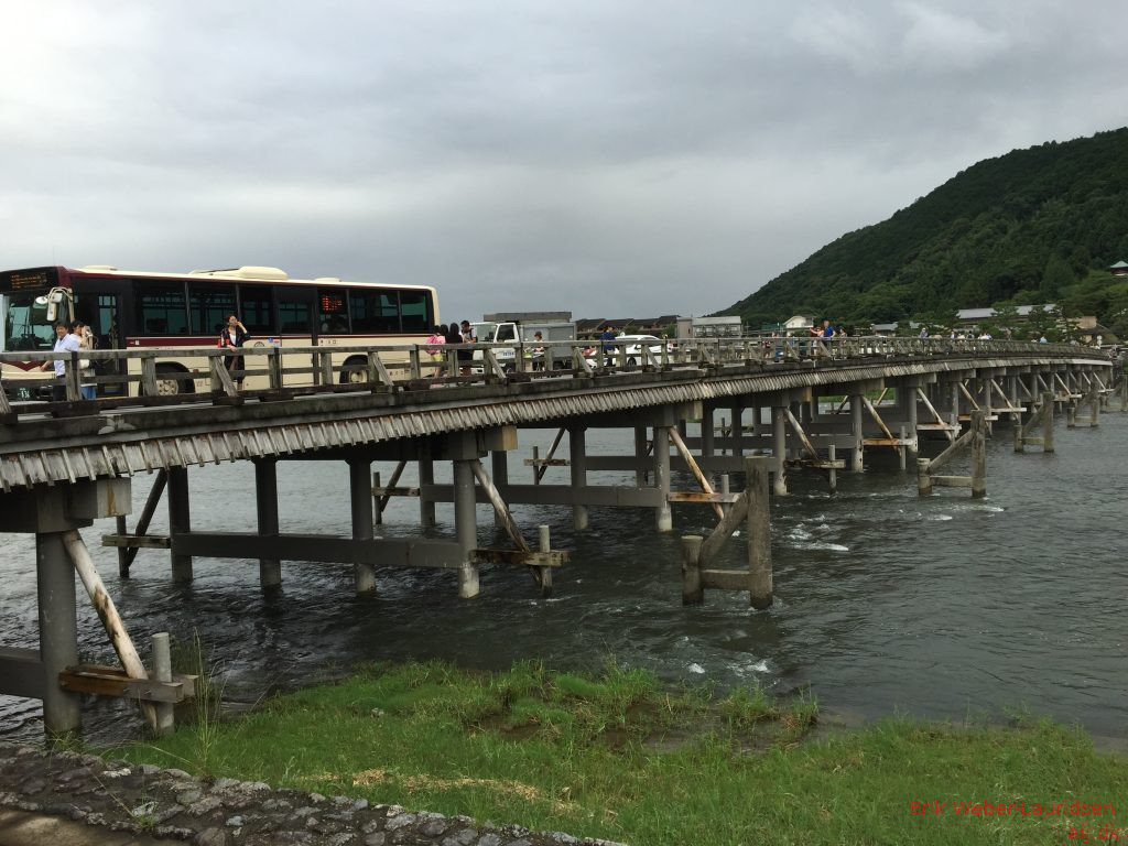 Ældgammel bambus-bro i Arashiyama, Kyoto, 2016