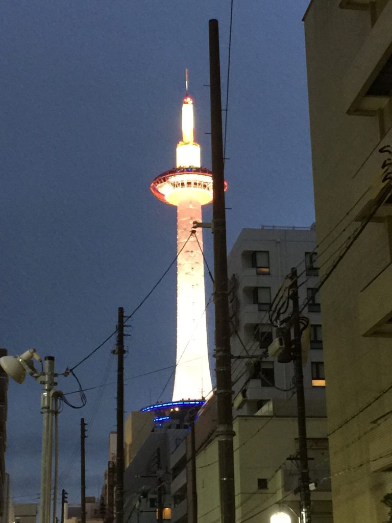 Kyoto Tower oplyst om natten, sommer 2016