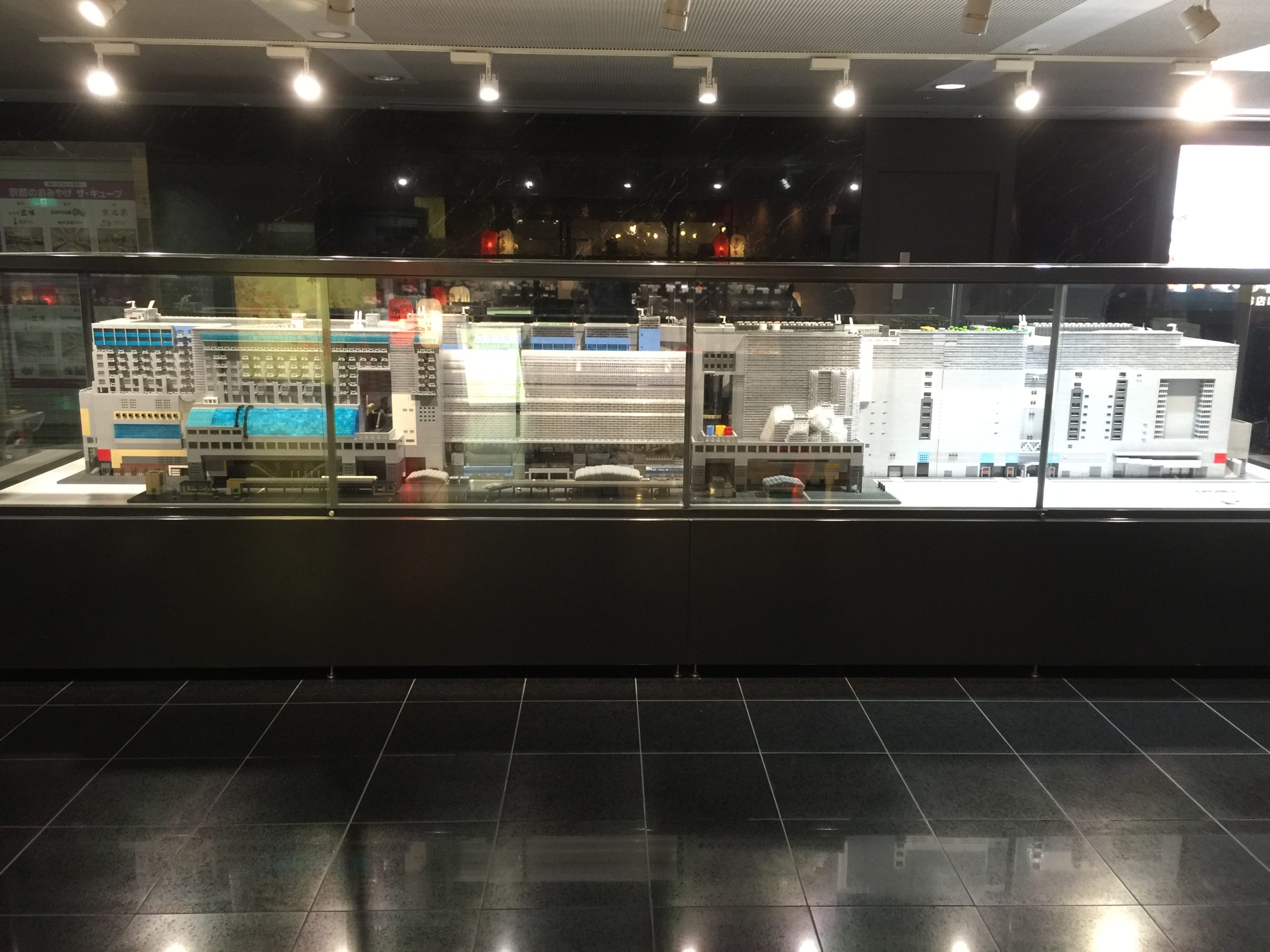 Lego model af Kyoto Station i Kyoto Station, sommer 2016