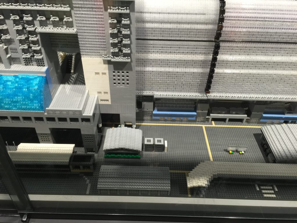 Lego model af Kyoto Station i Kyoto Station, sommer 2016