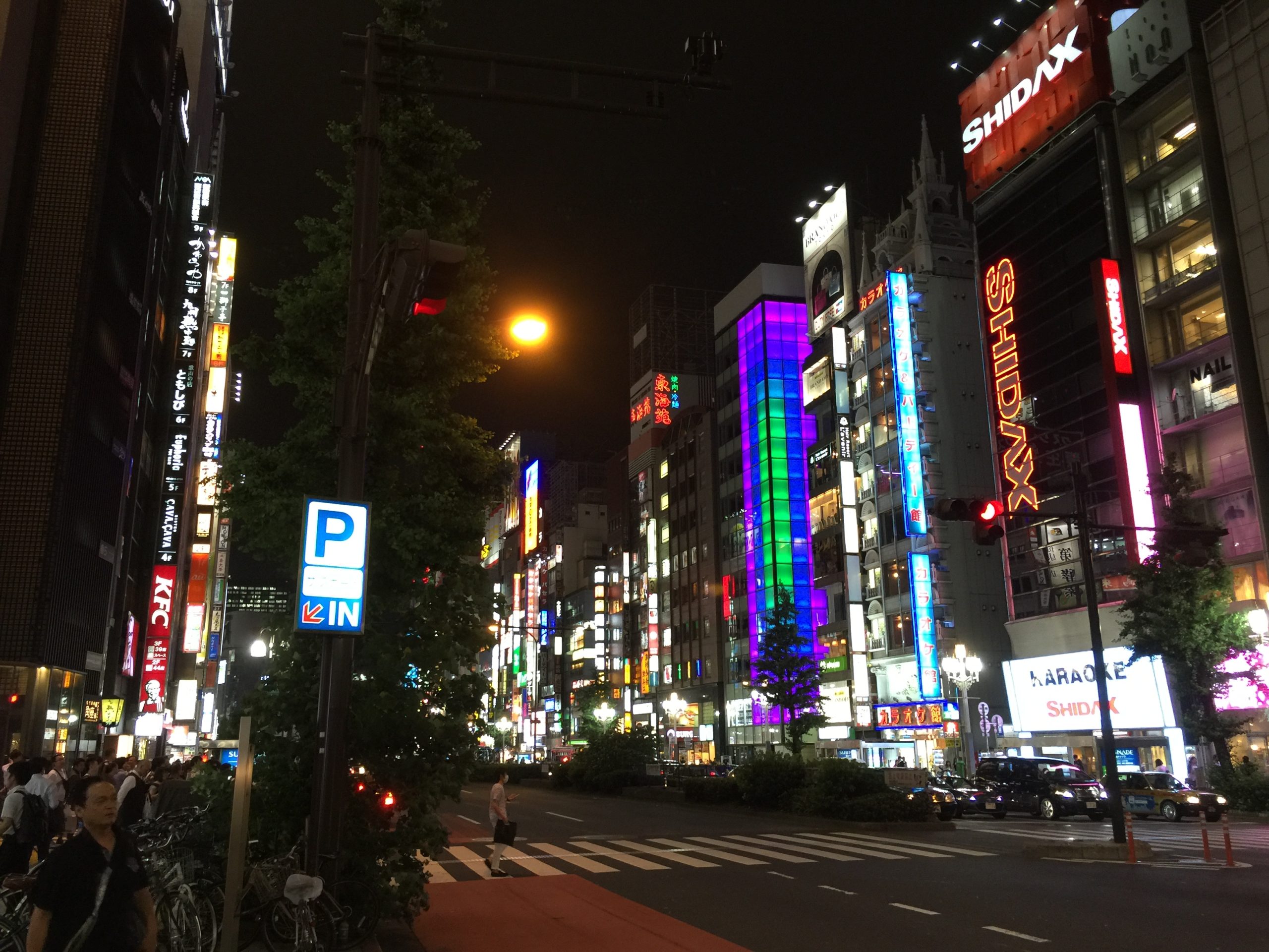 Gader om natten i Shjinjuku, juli 2016