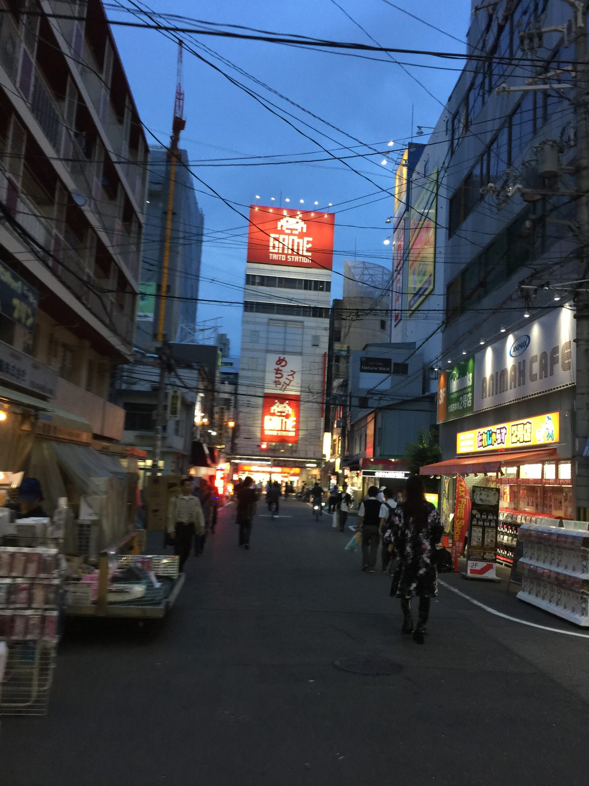 DenDen Town området om aftenen i Osaka, sommer 2016