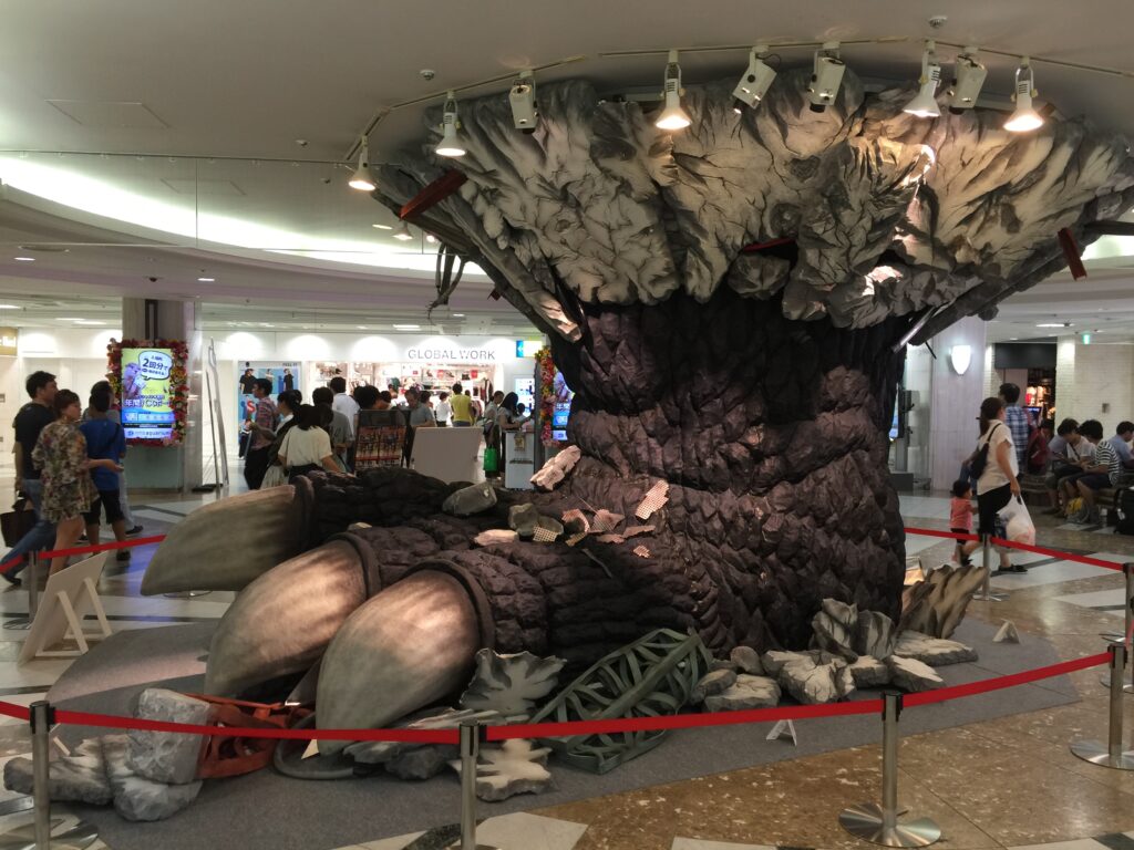 Godzilla reklame i indkøbscenter i Higashiikebukuro, sommer 2016