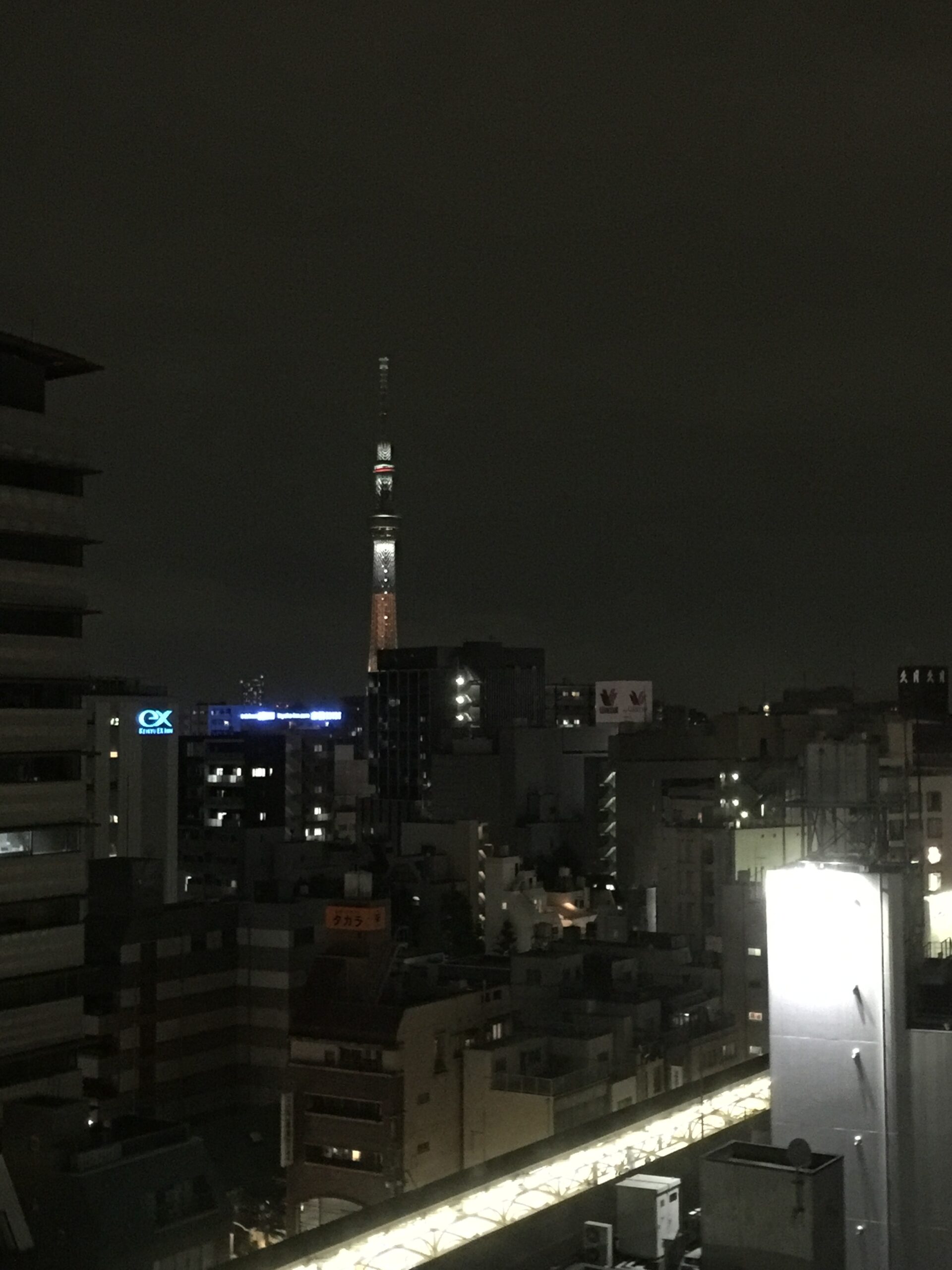 Natteudsigt mod Tokyo Skytree fra Asakusabashi, sommer 2016